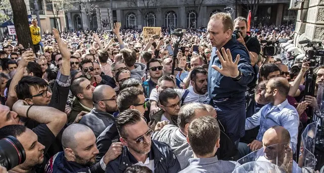 A Belgrado in migliaia contro Vucic