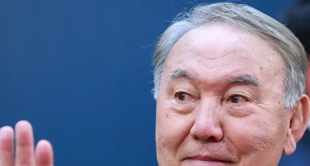 Kazakistan: Nazarbayev si dimette