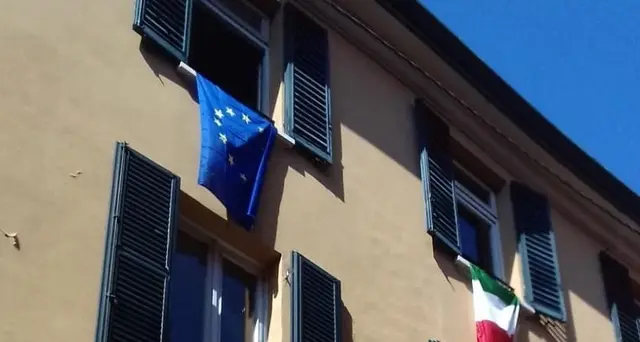 Prodi appende bandiera Ue alla finestra