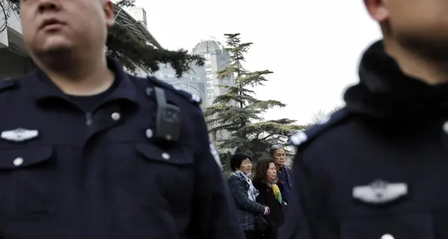 Auto contro la folla, sei morti in Cina