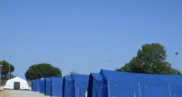Incendio in tendopoli Calabria, un morto