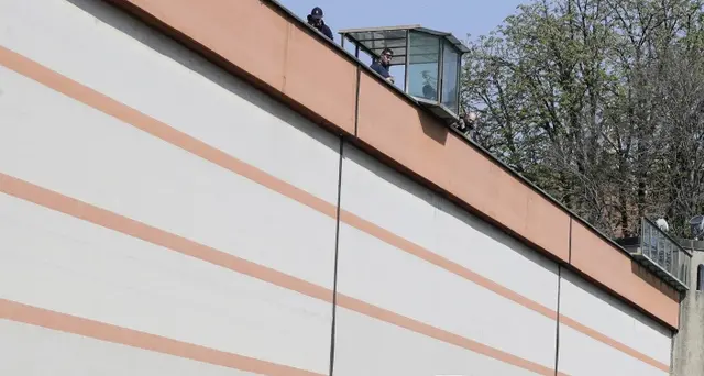 Uova e frutta in carcere contro Sy