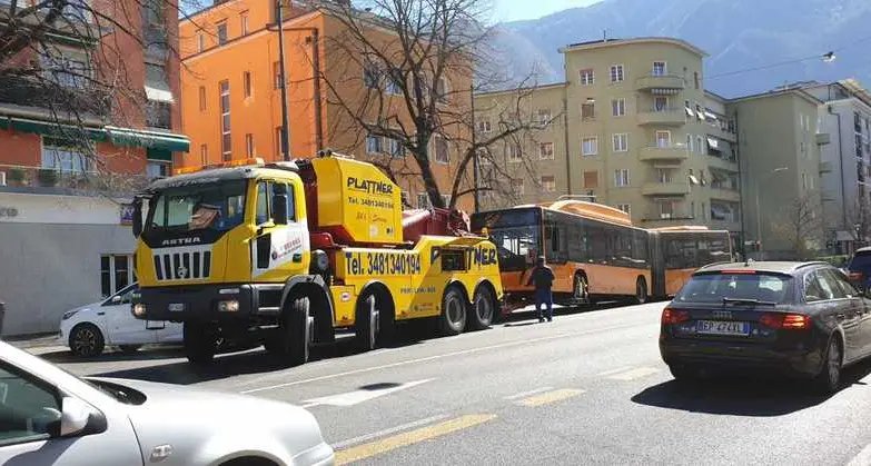 Autobus in panne, disagi in via Roma