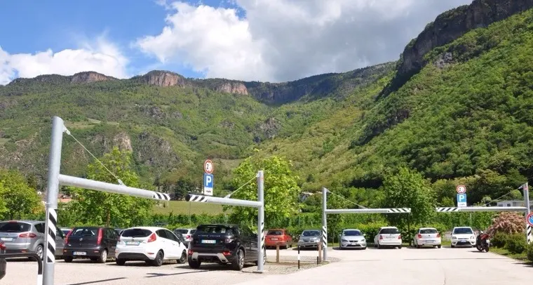 Sbarre al parcheggio, i camperisti vincono al Tar