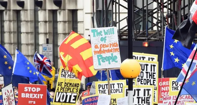 Record di firme per revocare la Brexit