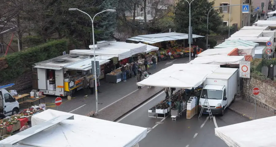 Rifiuti, ambulanti furiosi: «L’imposta è troppo alta»