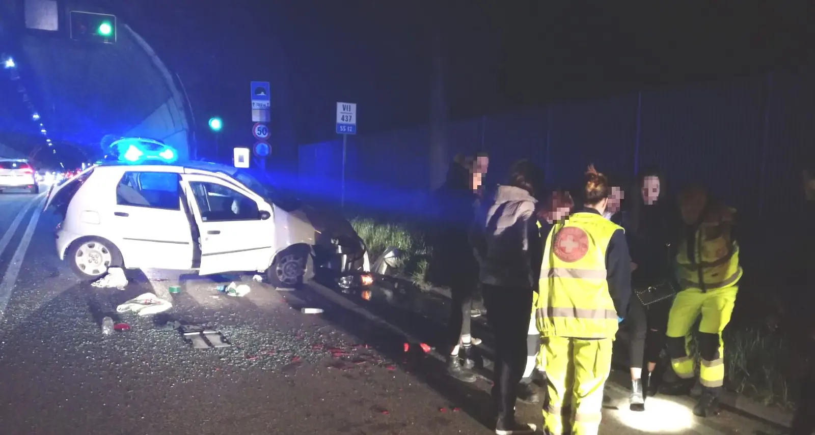 Perde il controllo dell'auto e sbatte contro un blocco in cemento: se la cava con ferite lievi