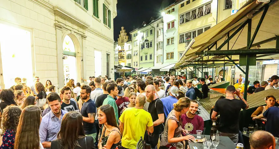 Alcol in piazza Erbe, stop alle 24 D’accordo baristi e residenti