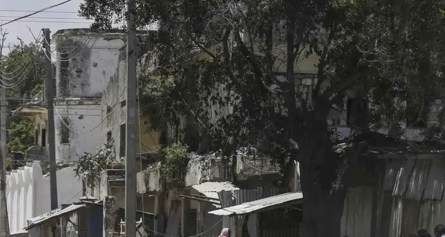 Mogadiscio,autobomba fuori da ristorante