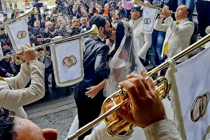 All'uscita dal Maschio Angioino di Napoli dopo la celebrazioned del rito civile il cantante neomelodico Tony Colombo e Tina Rispoli, vedova del boss Gaetano Marino ucciso a Terracina il 23 agosto 2012 , protagonisti oggi uno sfarzoso matrimonio, 28 marzo 2019 ANSA / CIRO FUSCO