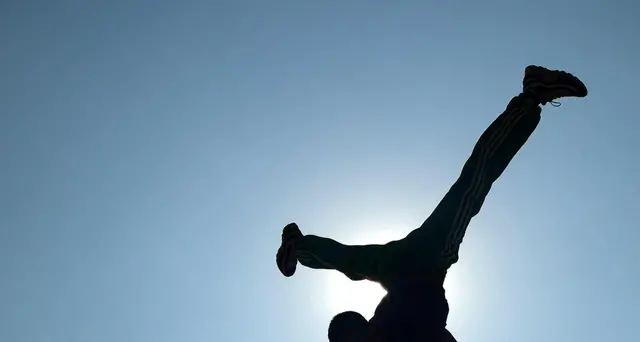 Parkour sul tetto, cade: grave 16enne