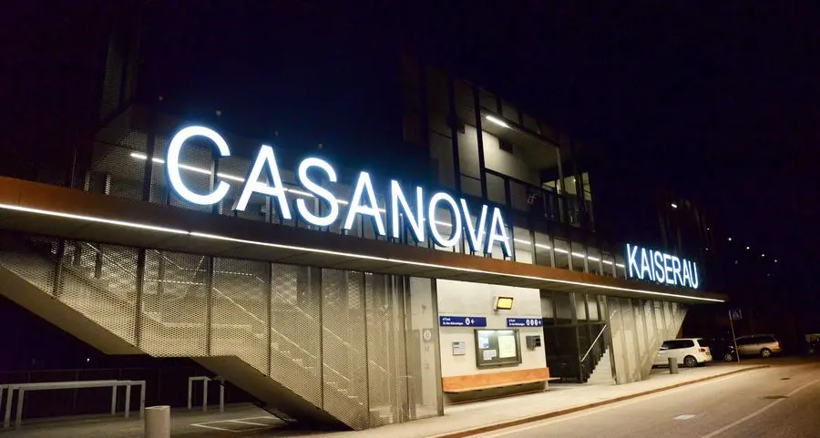 Casanova, le strappano la collana dal collo