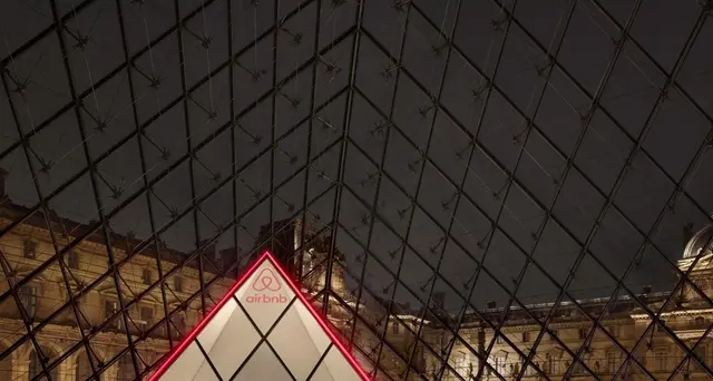 Dormire al Louvre in un alloggio Airbnb, ora si può