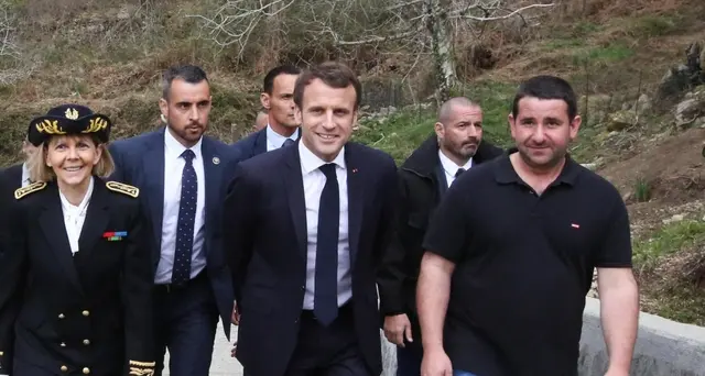Per Macron bandiere corse e gilet gialli