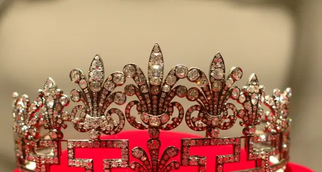 La regina vieta a Meghan i gioielli di Diana