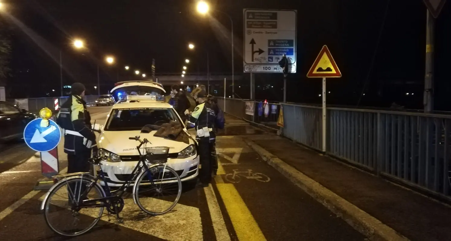 Il corpo senza vita di un uomo recuperato nelle acque dell'Adige
