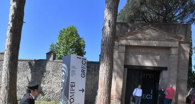 Scavi Pompei, turista ruba pezzi mosaico