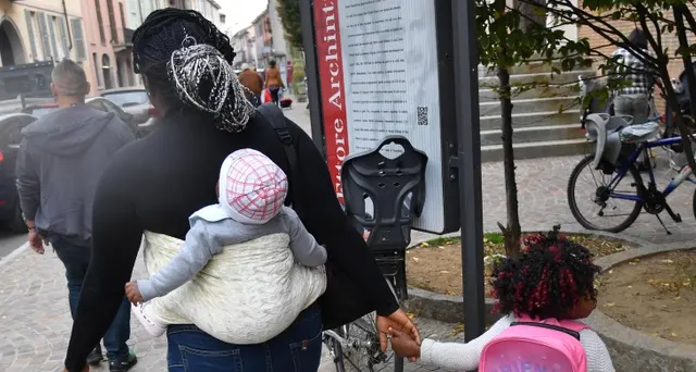 I genitori non pagano la mensa, alla bimba tonno e crackers