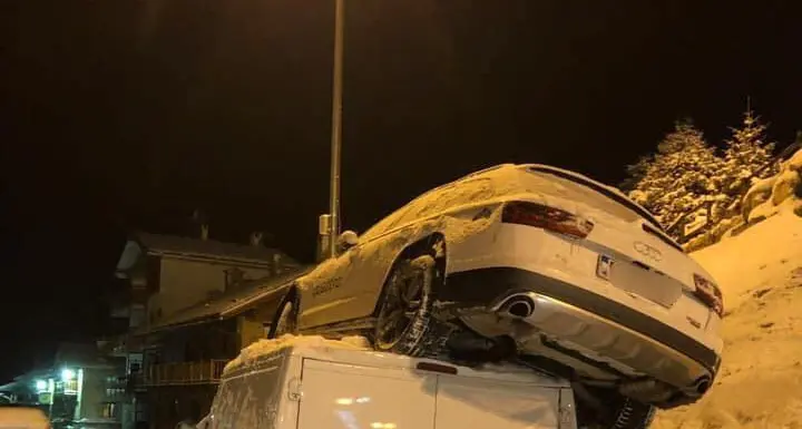 L'auto della Goggia \"plana\" sul furgone, paura a Sestriere