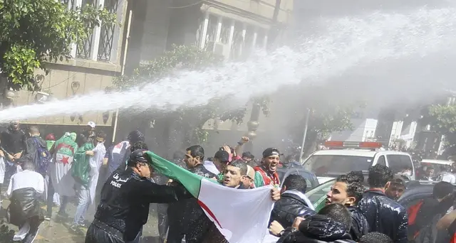 Lacrimogeni su manifestanti ad Algeri