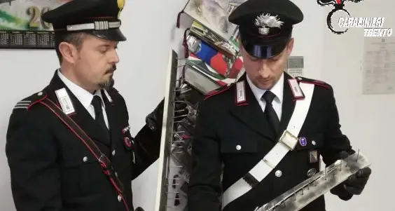 Val di Non, l'autista li fa scendere dal pullman, ragazzi spargono chiodi sulla strada