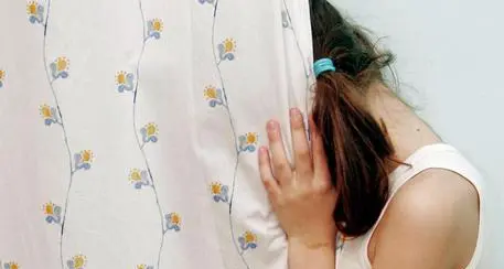 Violenta la sorellina per quattro anni