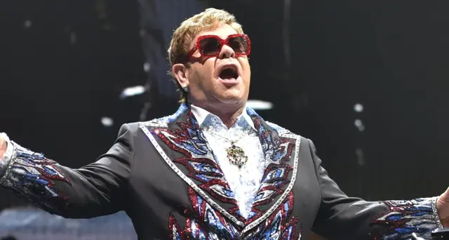 Elton John agli Uffizi con la famiglia