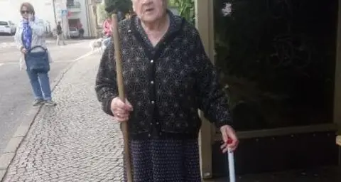 Trudi pulisce a 82 anni ciò che i giovani sporcano