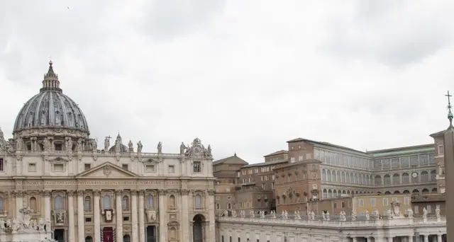 Papa in papamobile tra folla a S. Pietro