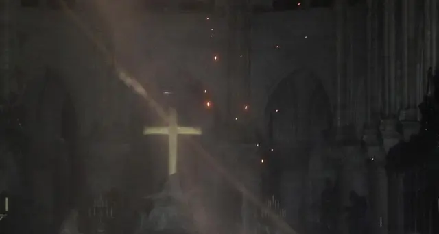 Notre Dame, le prime immagini da dentro
