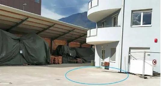 Aggredito e ferito a colpi di forbice nel Centro di via Comini
