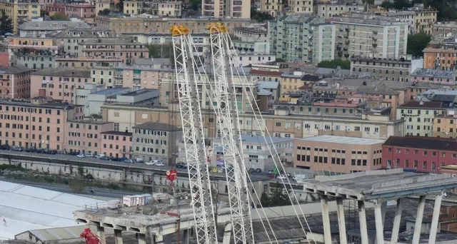 Iniziato taglio impalcato pila 5