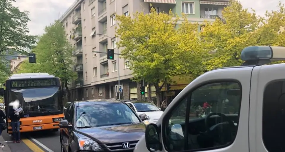 Incidente tra auto e autobus in via Roma, tre feriti lievi
