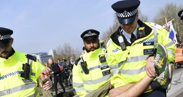 Protesta attivisti clima su treno Londra