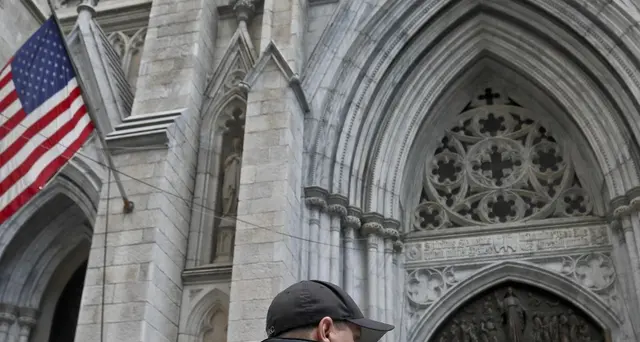 Taniche benzina cattedrale NY, arrestato
