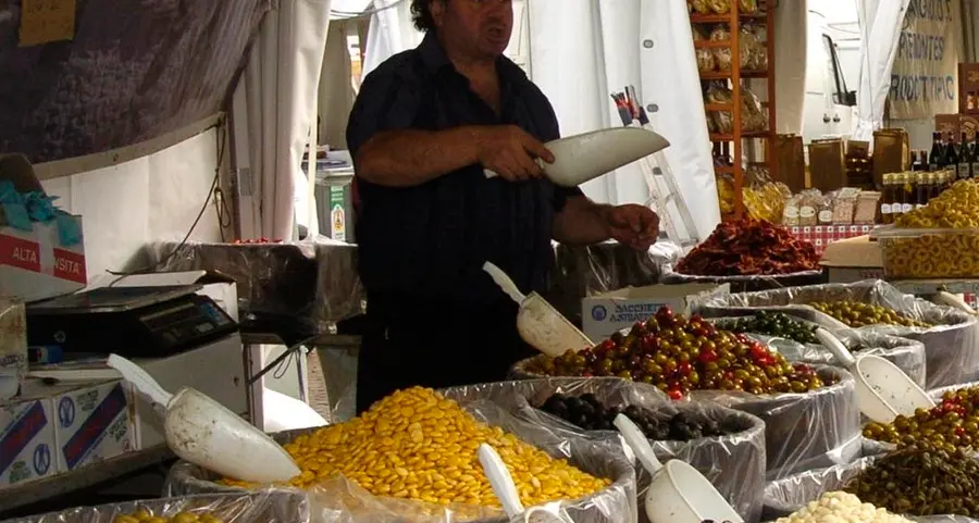 Via Mainardo per cinque giorni si trasforma in “via dei dolci”