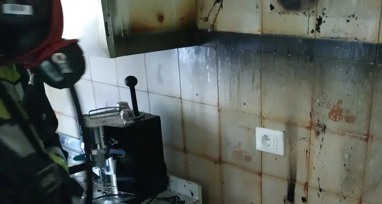 La cappa prende fuoco Tre feriti lievi
