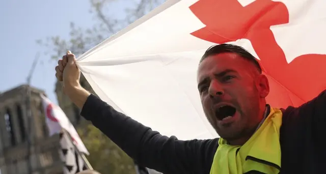Gilet gialli: 70 fermi, Parigi blindata