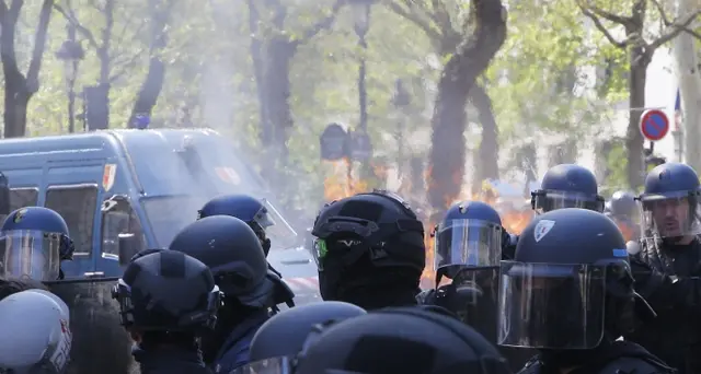 Gilet gialli, scontri a Parigi