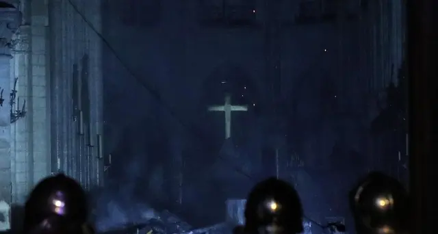 Papa a Parigi, considerazione per invito