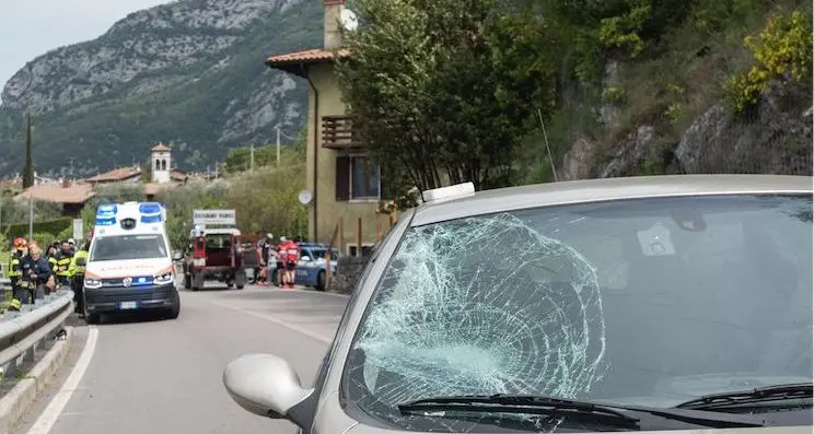 Arco, ciclista rivano travolto da un'auto, è grave