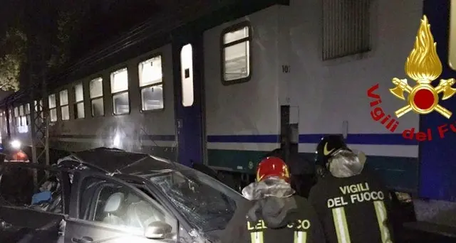 Treno travolge auto, nessun ferito