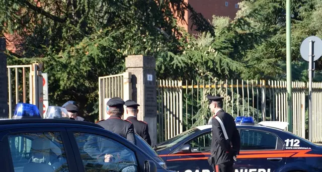 Trovata morta,carabinieri cercano figlio