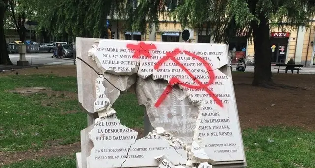 25 aprile, danneggiata lapide Bolognina