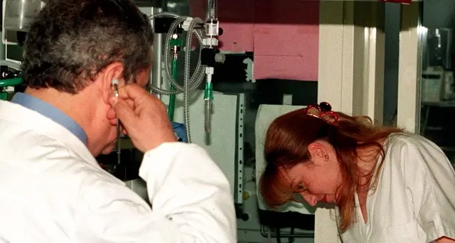 Neonato abbandonato in cimitero, è grave