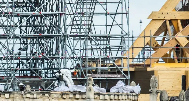 Notre-Dame, gli operai ammettono: fumavamo