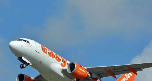 Tenta aprire portellone aereo, bloccato