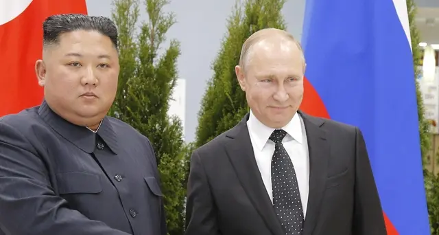 Stretta mano Putin-Kim, inizia vertice
