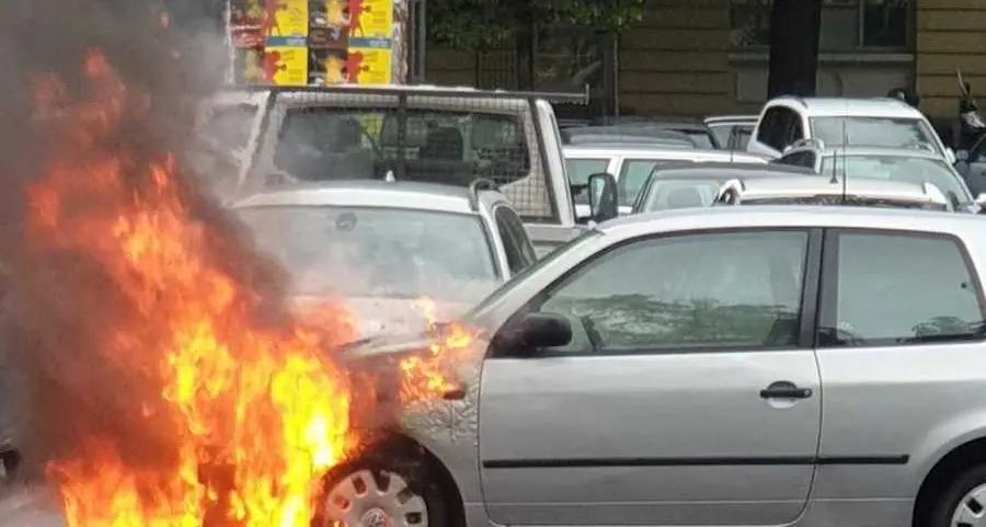 Auto devastata dalle fiamme al Prader