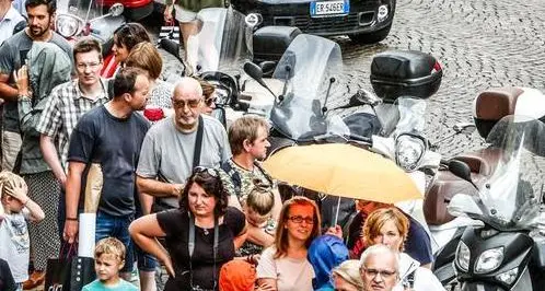 Vacanze, parte un altoatesino arrivano dieci turisti